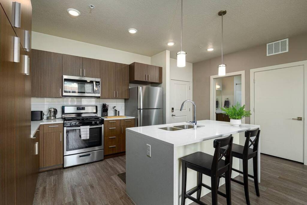 Ferienwohnung Modern 1B Downtown Slc With Wfh Setup, Gym, Fast Wi-Fi, Pool Salt Lake City Exterior foto
