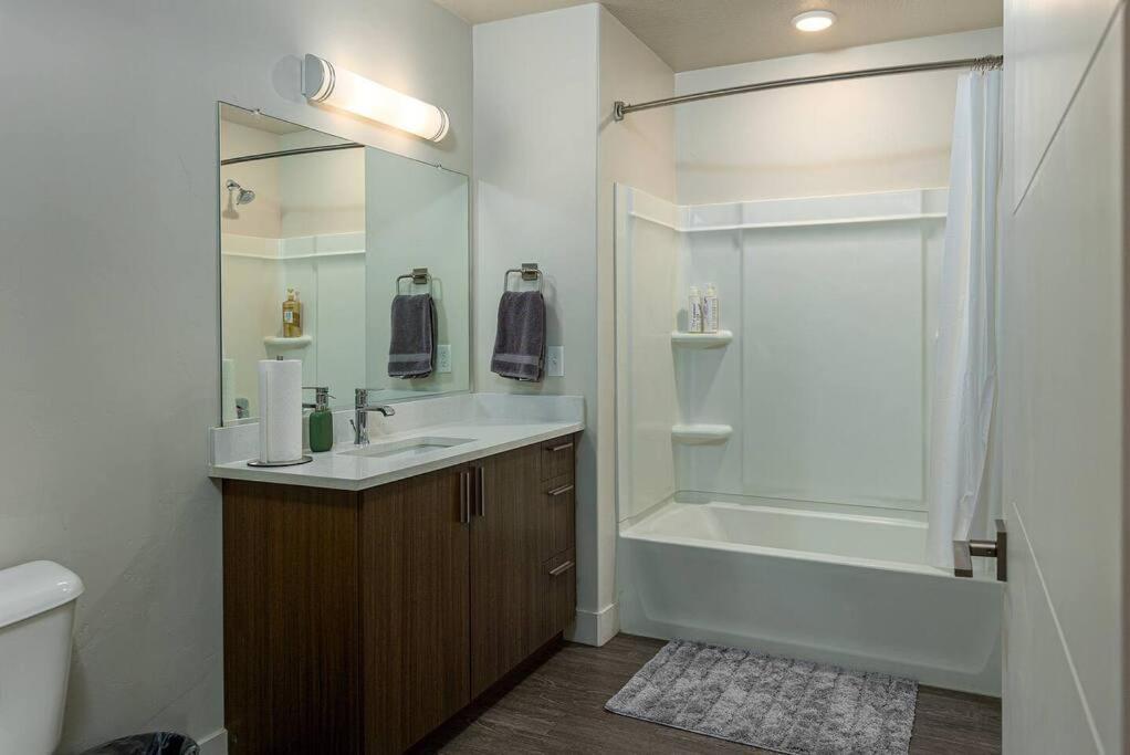 Ferienwohnung Modern 1B Downtown Slc With Wfh Setup, Gym, Fast Wi-Fi, Pool Salt Lake City Exterior foto